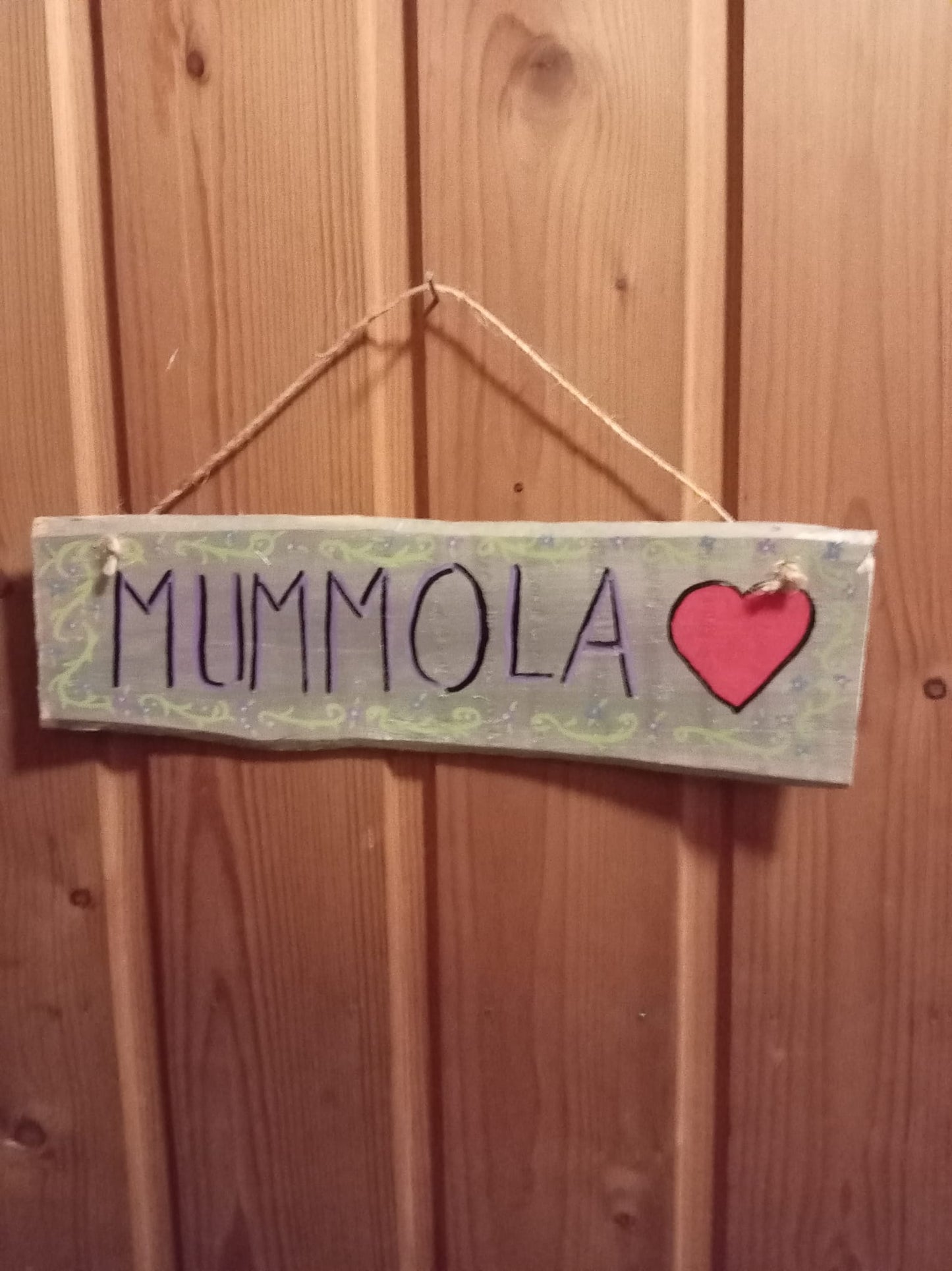 mummola kyltti seinälle, käsintehty 