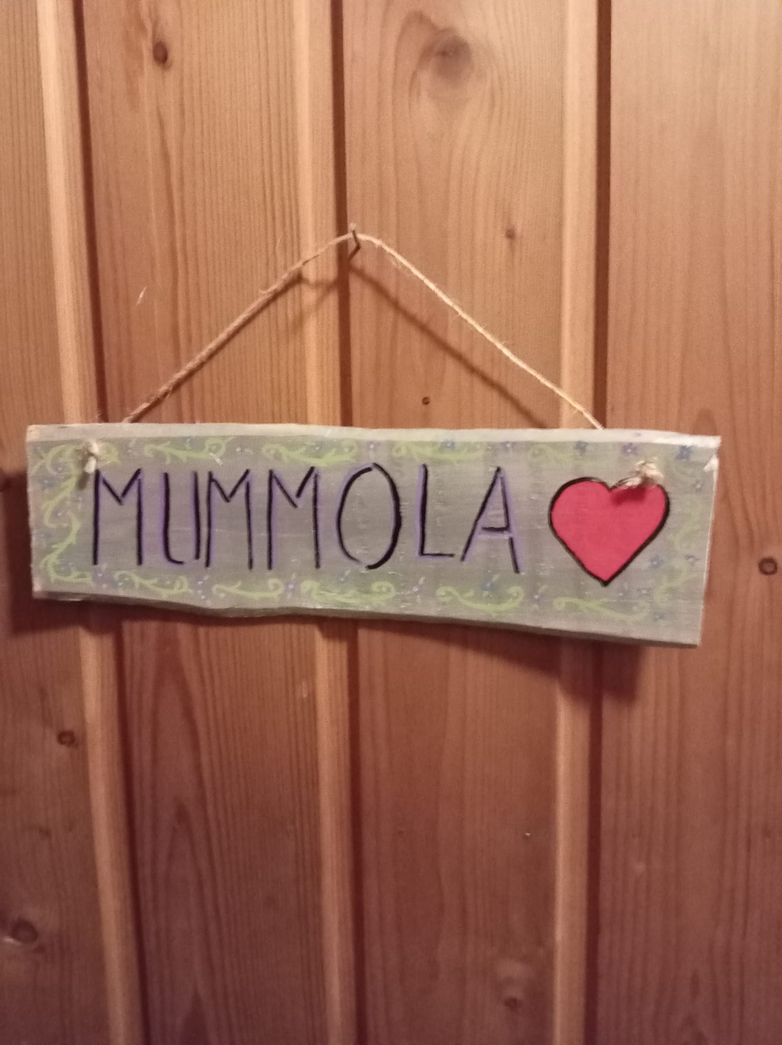mummola kyltti seinälle, käsintehty 