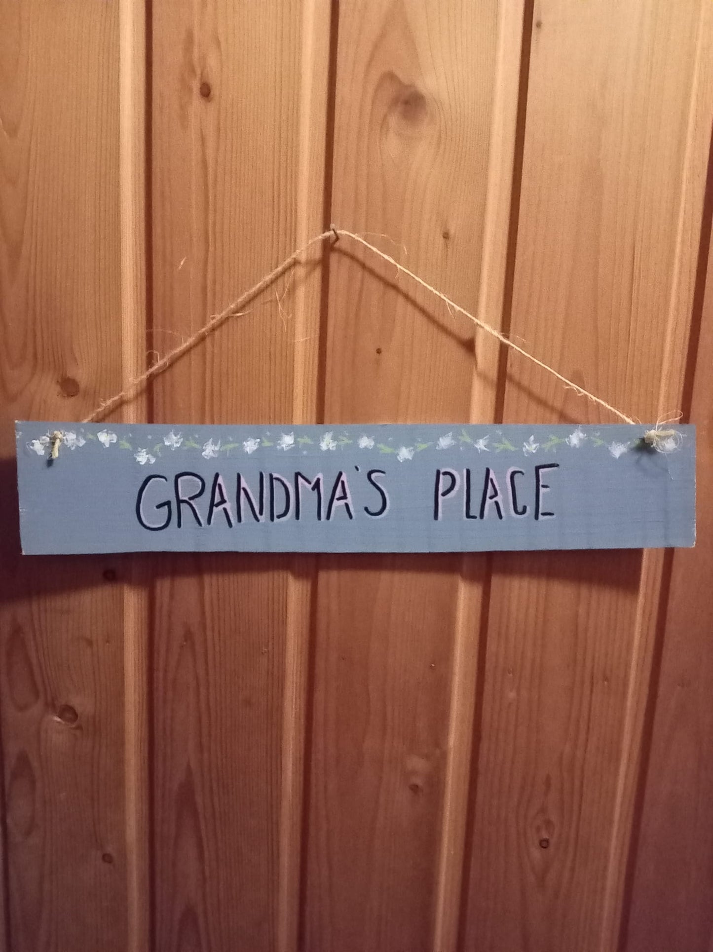 Käsinmaalattu Grandma´s Place-kyltti haapapäreestä