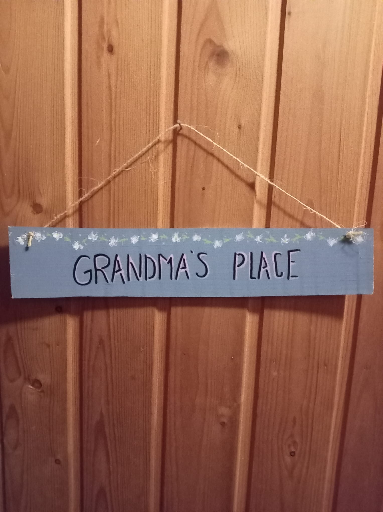 Käsinmaalattu Grandma´s Place-kyltti haapapäreestä
