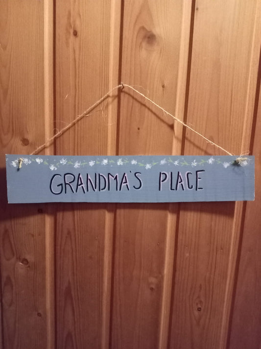 Käsinmaalattu Grandma´s Place-kyltti haapapäreestä