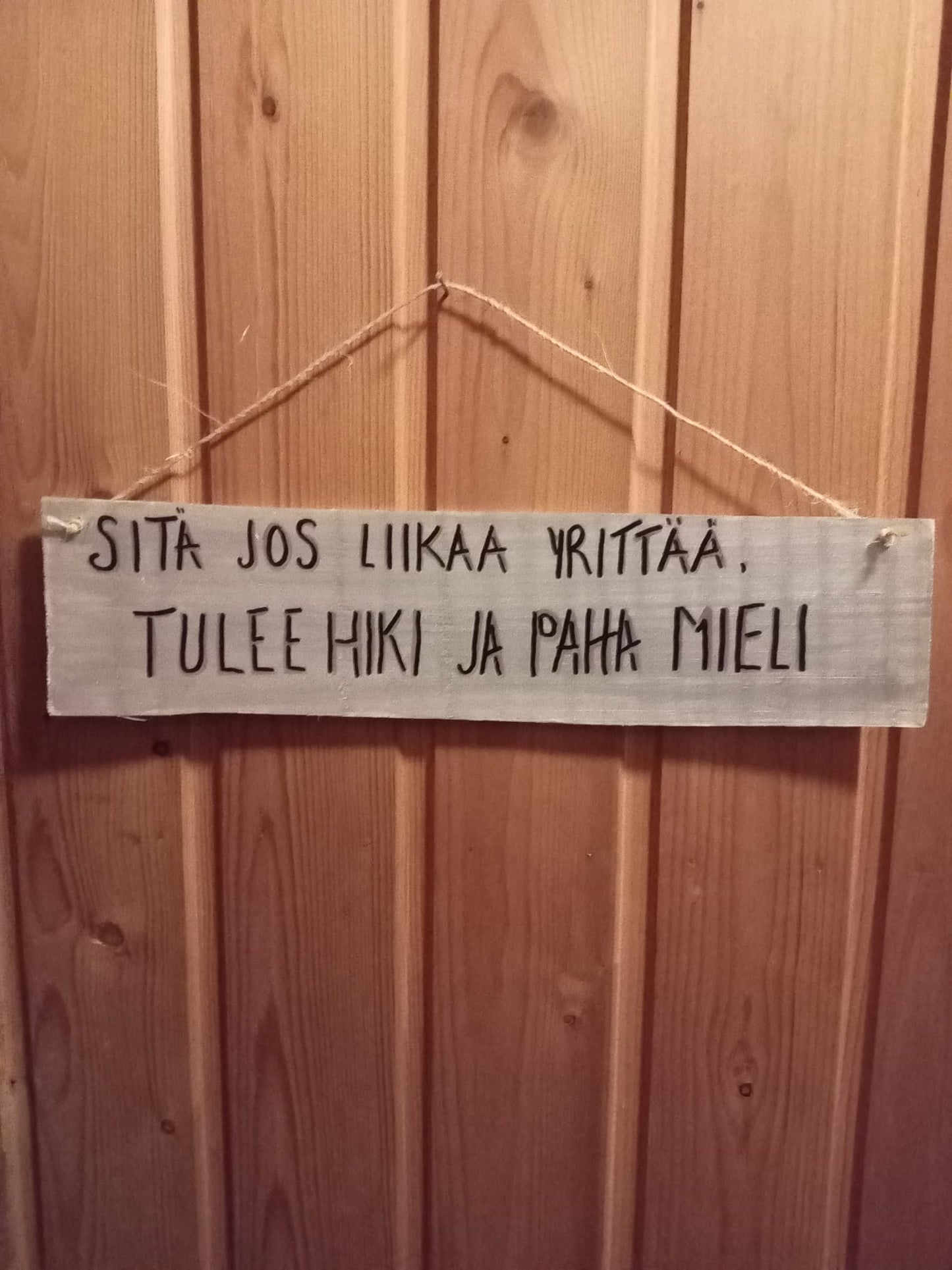 Humoristinen kyltti: Sitä jos liikaa yrittää, tulee hiki ja paha mieli