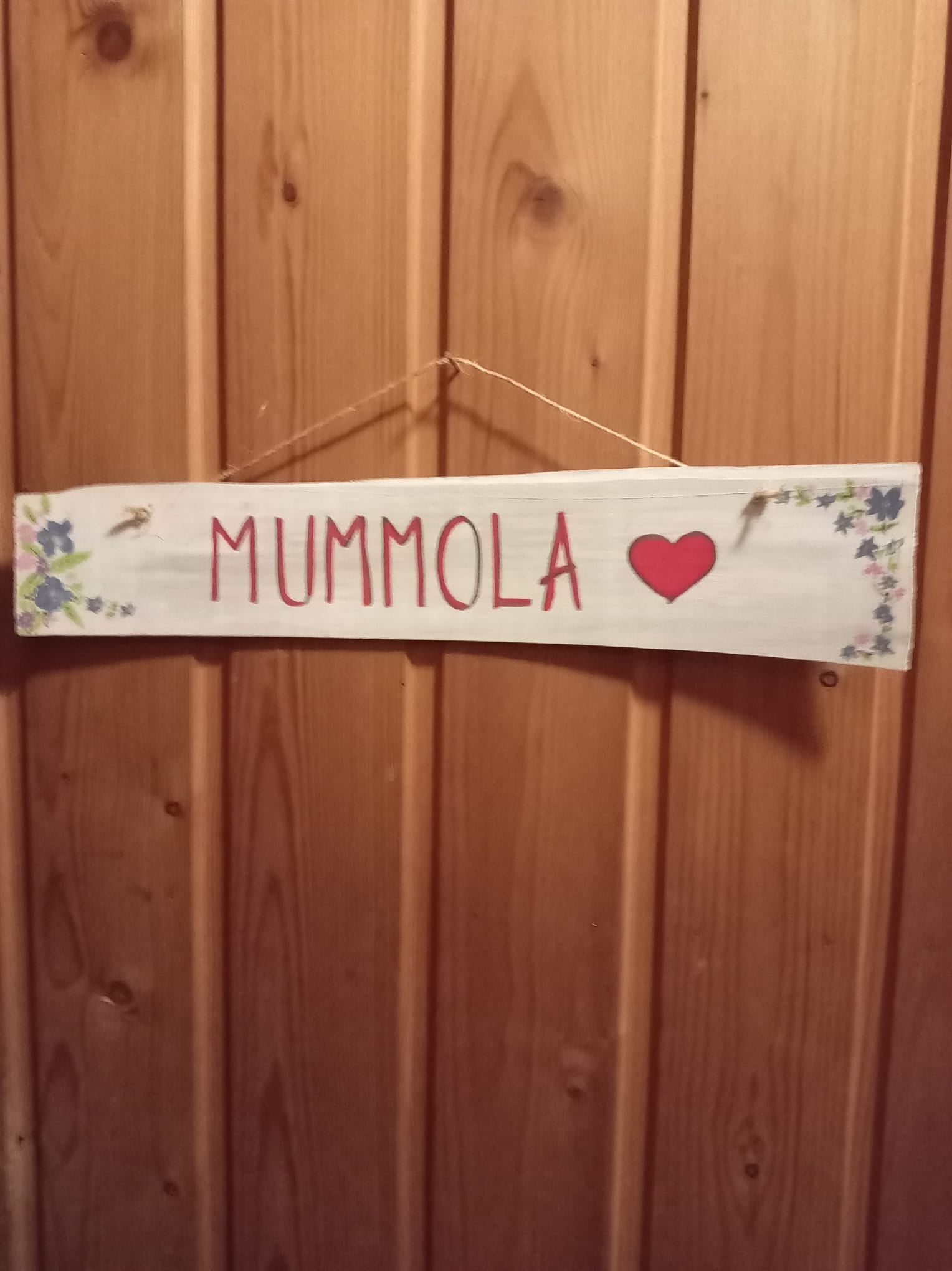 Kyltti Mummola-tekstillä