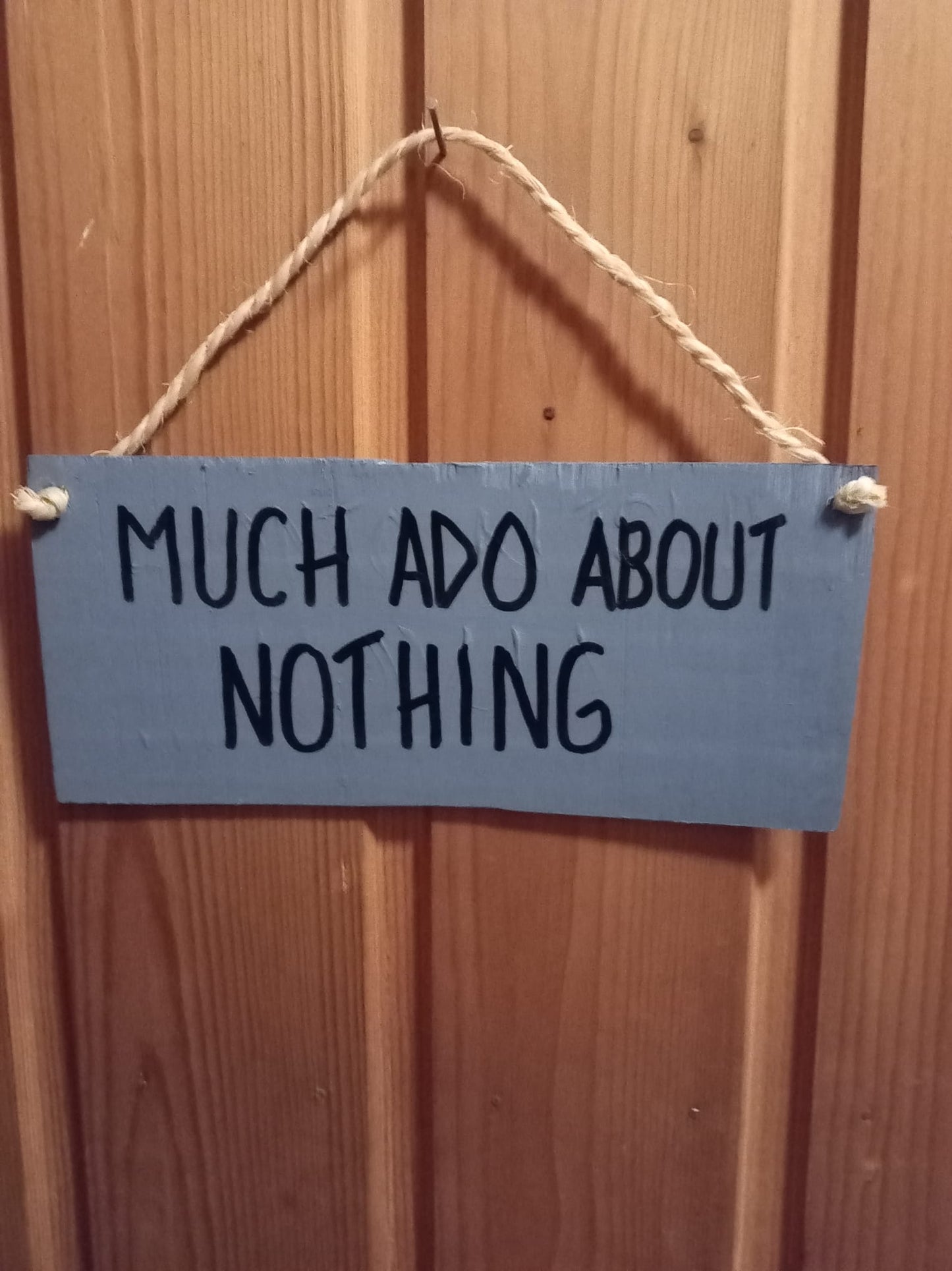 Much ado about nothing- tekstillä kyltti