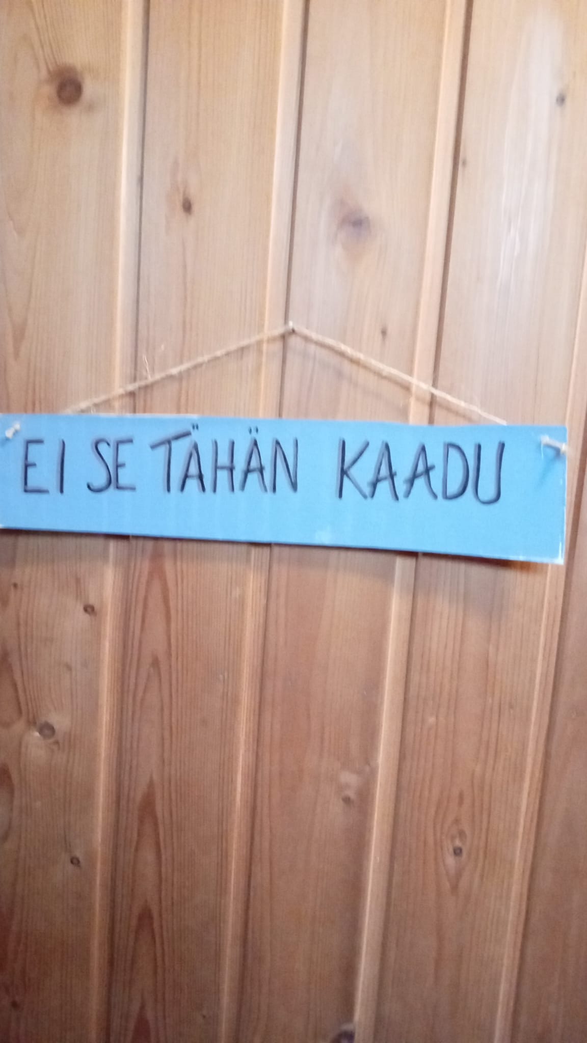 Ei se tähän kaadu-käsintehty pärekyltti