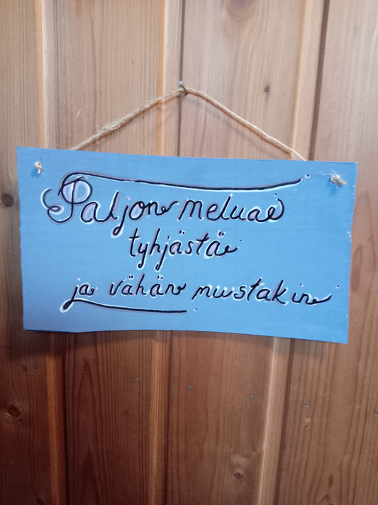 Paljon melua tyhjästä ja vähän muustakin-käsinmaalattu kyltti