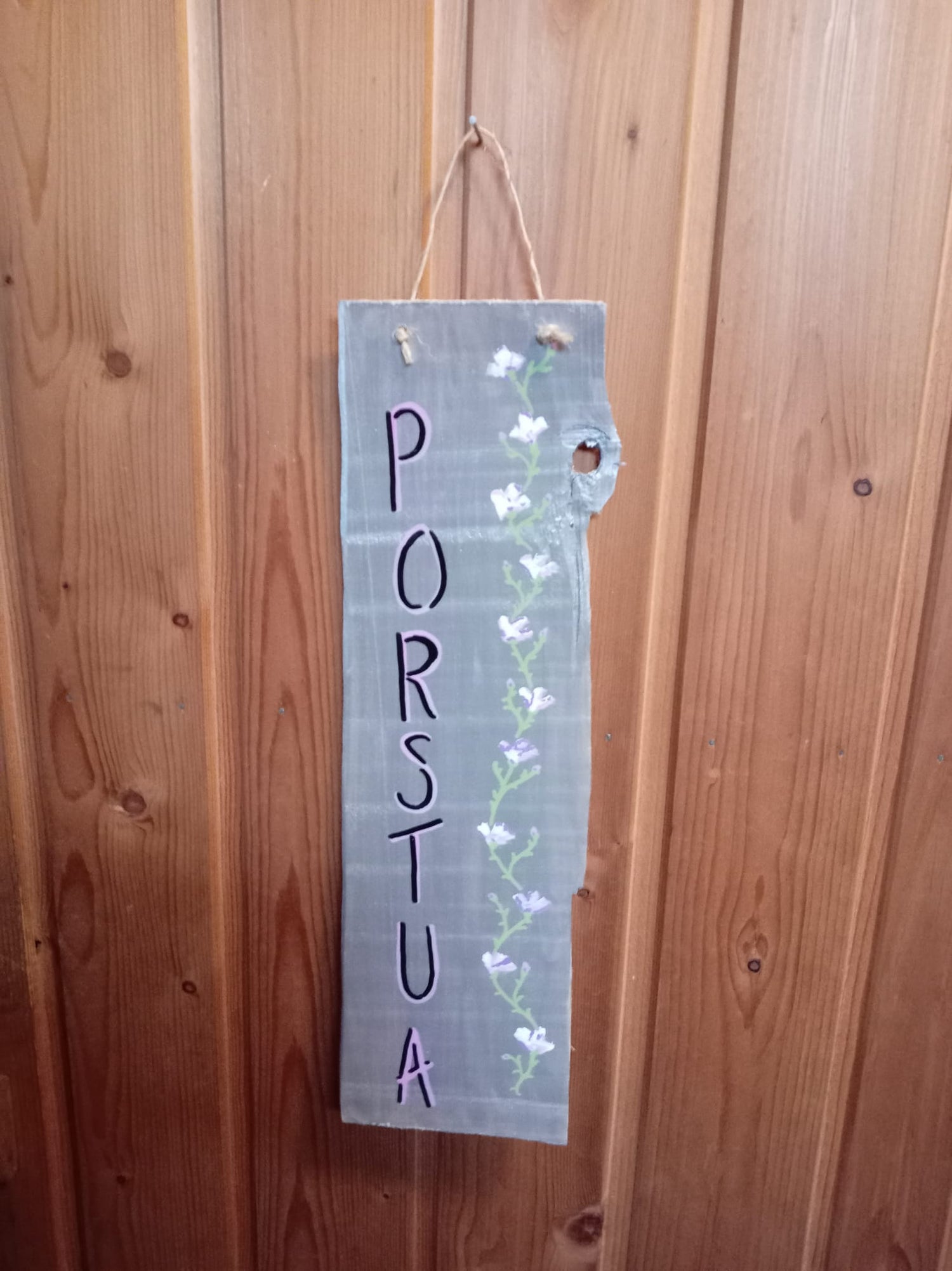 Porstua-käsinmaalattu kyltti